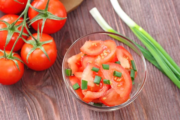Čerstvý salát s rajčaty a cibulkou — Stock fotografie