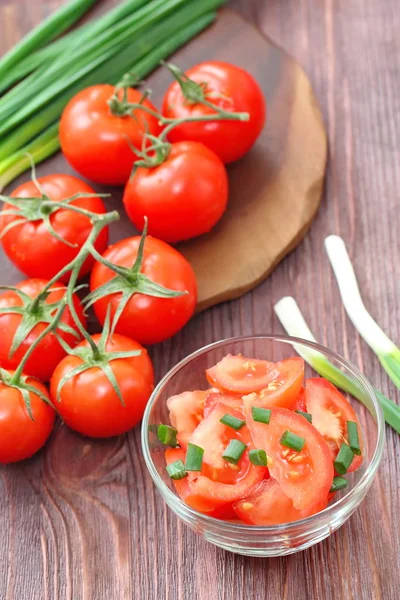 Taze salata domates ve soğan ile — Stok fotoğraf