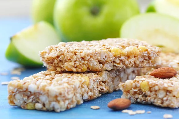 Cereal bars van muesli met appels, noten en honing — Stockfoto