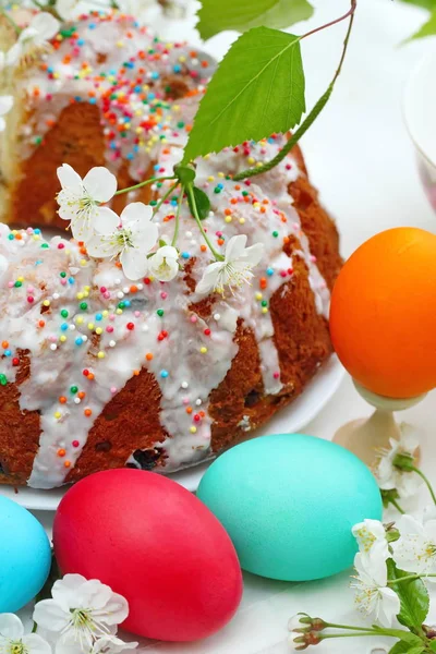 Pastel de Pascua y huevos — Foto de Stock