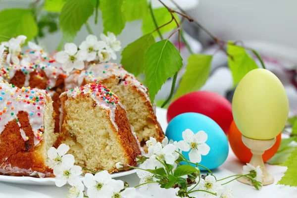 Pastel de Pascua y huevos — Foto de Stock