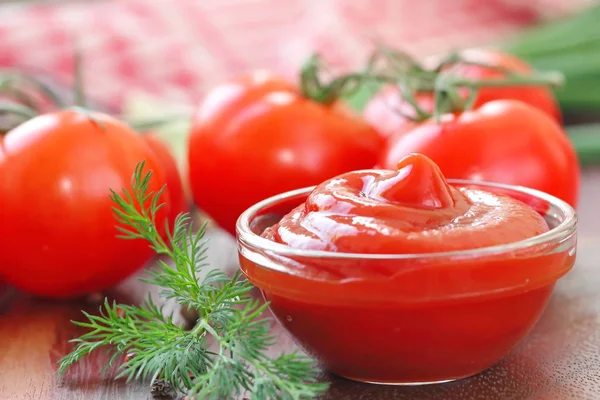 Salsa de tomate ketchup con condimentos en un tazón de vidrio — Foto de Stock