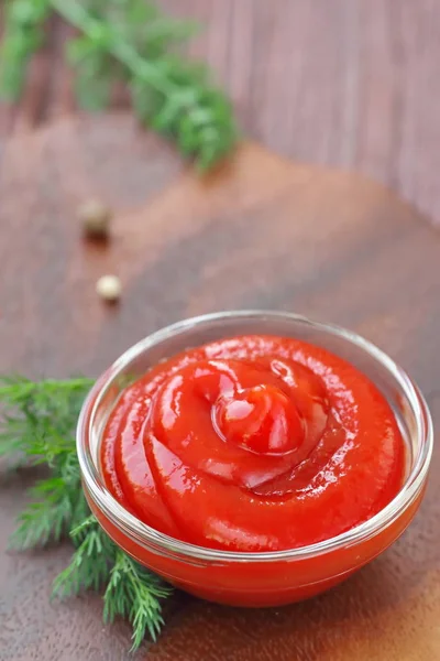 Salsa de tomate ketchup con condimentos en un tazón de vidrio — Foto de Stock