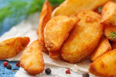 Patates ülke tarzı yeşillik ve baharatlar