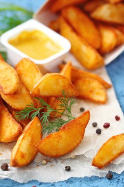 Patates ülke tarzı yeşillik ve baharatlar