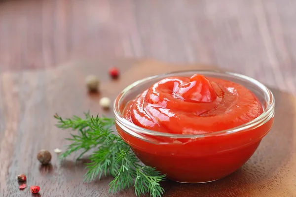 Salsa de tomate ketchup con condimentos en un tazón de vidrio — Foto de Stock