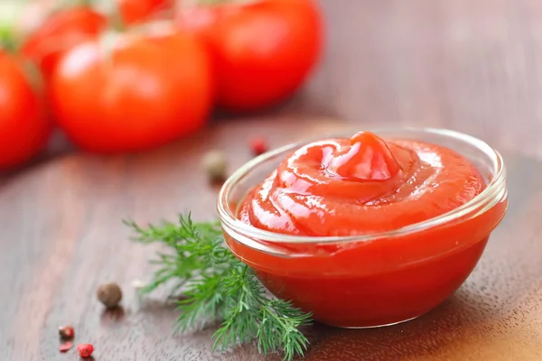 Salsa de tomate ketchup con condimentos en un tazón de vidrio — Foto de Stock