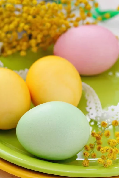 Huevos de Pascua y flores — Foto de Stock