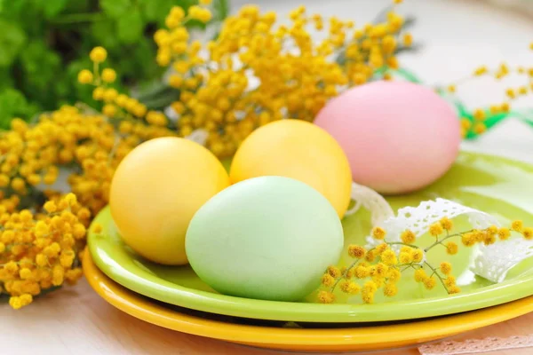 Huevos de Pascua y flores — Foto de Stock