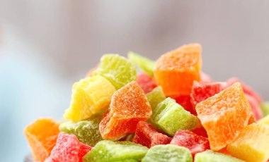 Çok renkli meyve şekerlenmiş