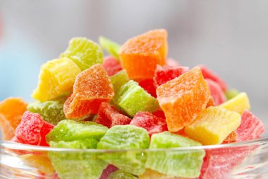 Çok renkli meyve şekerlenmiş
