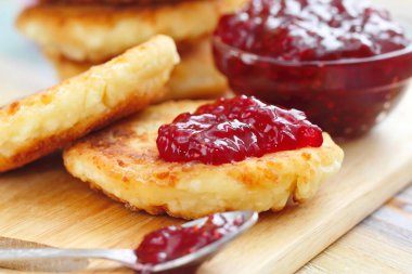 Ahududu reçeli ile süzme peynirli gözleme