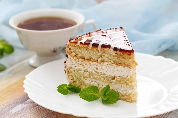 Bolo delicioso com creme e caramelo — Fotografia de Stock