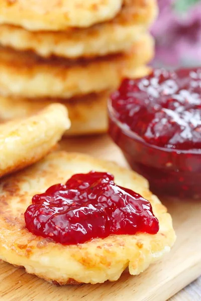 Panquecas de queijo cottage com geléia de framboesa — Fotografia de Stock