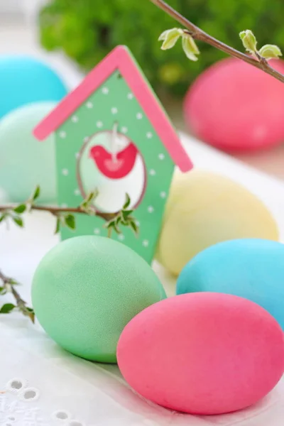 Huevos de Pascua de colores en la mesa — Foto de Stock