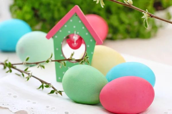 Huevos de Pascua de colores en la mesa — Foto de Stock