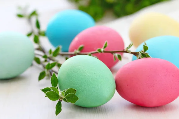 Oeufs de Pâques colorés sur la table — Photo