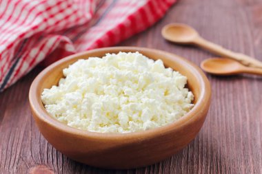 bir kase süzme peynir