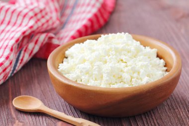 bir kase süzme peynir