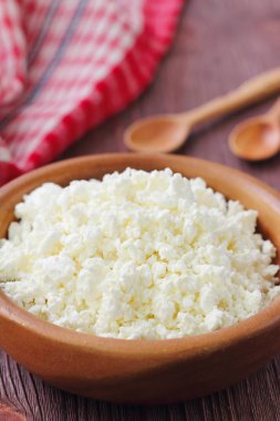 bir kase süzme peynir