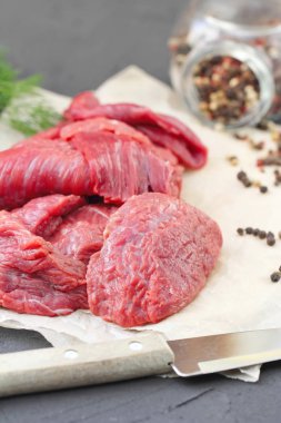 Sebze ve baharatlar ile ham sığır eti