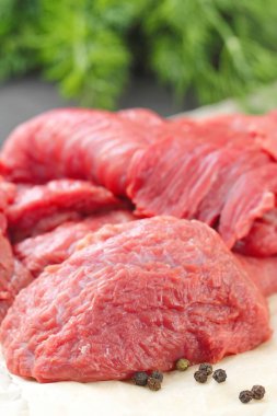 Sebze ve baharatlar ile ham sığır eti