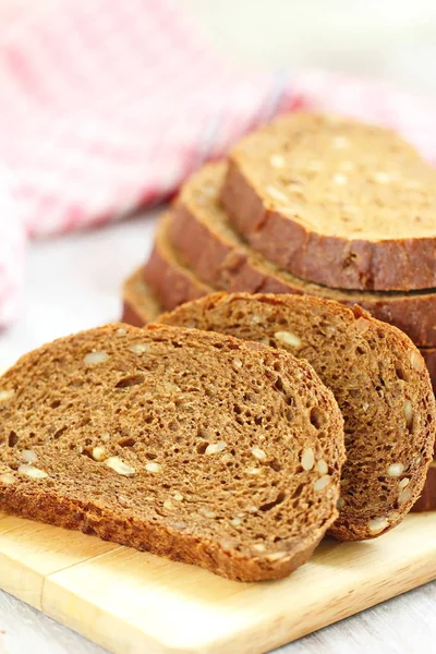 Pão de centeio integral com sementes — Fotografia de Stock