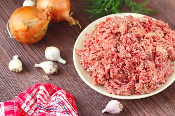 Carne de vită tocată brută într-un bol — Fotografie, imagine de stoc
