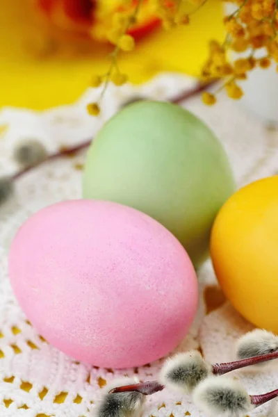 Huevos de Pascua de colores en la mesa — Foto de Stock
