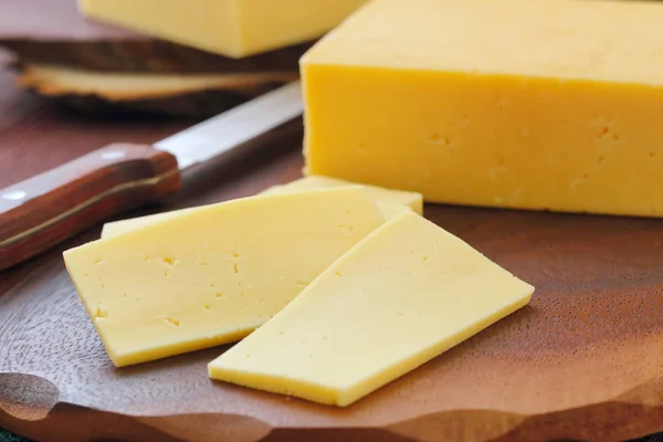 Trozo de queso en la mesa —  Fotos de Stock