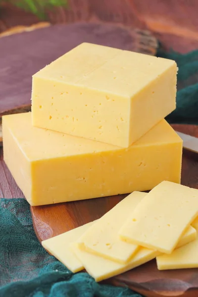 Masanın üzerinde bir parça peynir — Stok fotoğraf