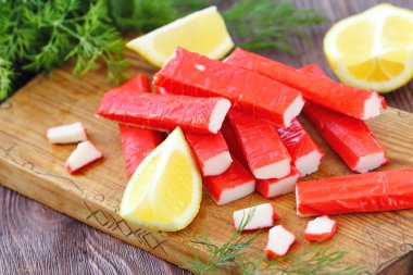 Yemek için hazırlanan Yengeç sopa