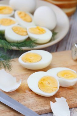 Haşlanmış yumurta salatası için