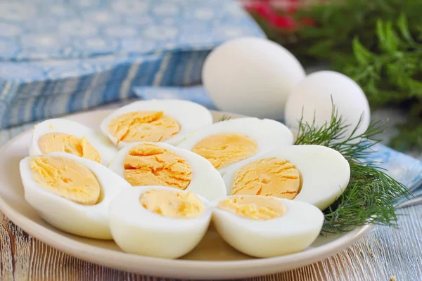 Huevos cocidos en el plato —  Fotos de Stock