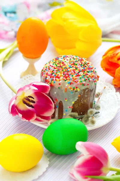 Pastel de Pascua y huevos — Foto de Stock