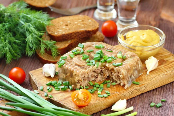 Házi lekváros hús mustárral az asztalon. Holofedélzetek — Stock Fotó