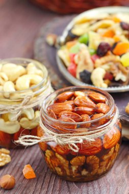 Kurutulmuş meyve ve fındık bal