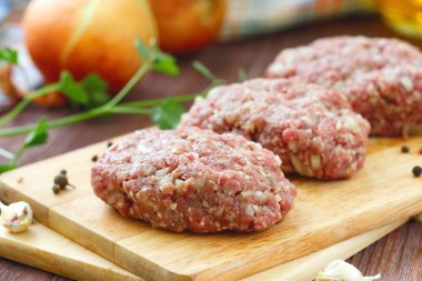 Bir kesme tahtası ve malzemeler üzerinde ham Beşamel sos