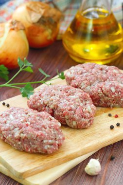 Bir kesme tahtası ve malzemeler üzerinde ham Beşamel sos