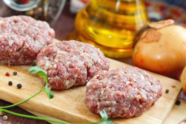 Bir kesme tahtası ve malzemeler üzerinde ham Beşamel sos