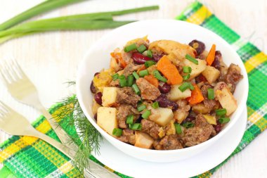 Sebzeler ve kuru et güveç