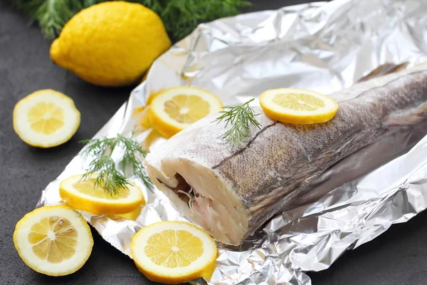 Pescado crudo con especias y limón —  Fotos de Stock