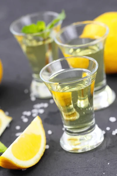 Pití alkoholu citron — Stock fotografie