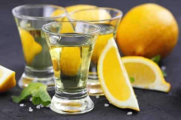 Alcohol bebida de limón —  Fotos de Stock