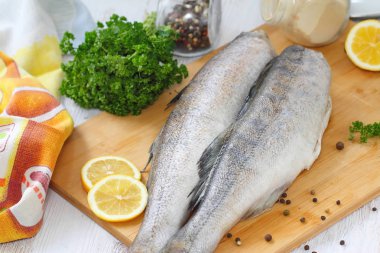 Baharatlar ve limon ile çiğ balık