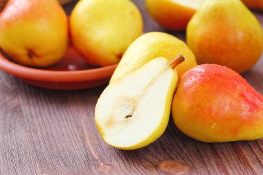 Masada taze armutlar