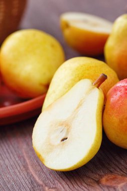 Masada taze armutlar