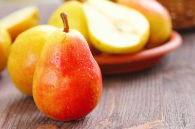 Masada taze armutlar