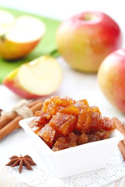 Baharat ile elma reçeli