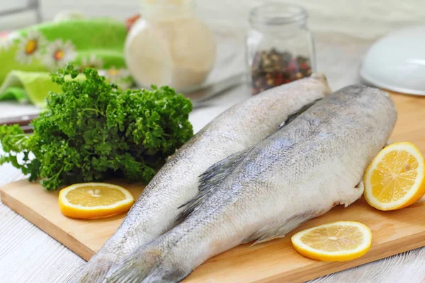 Baharatlar ve limon ile çiğ balık — Stok fotoğraf